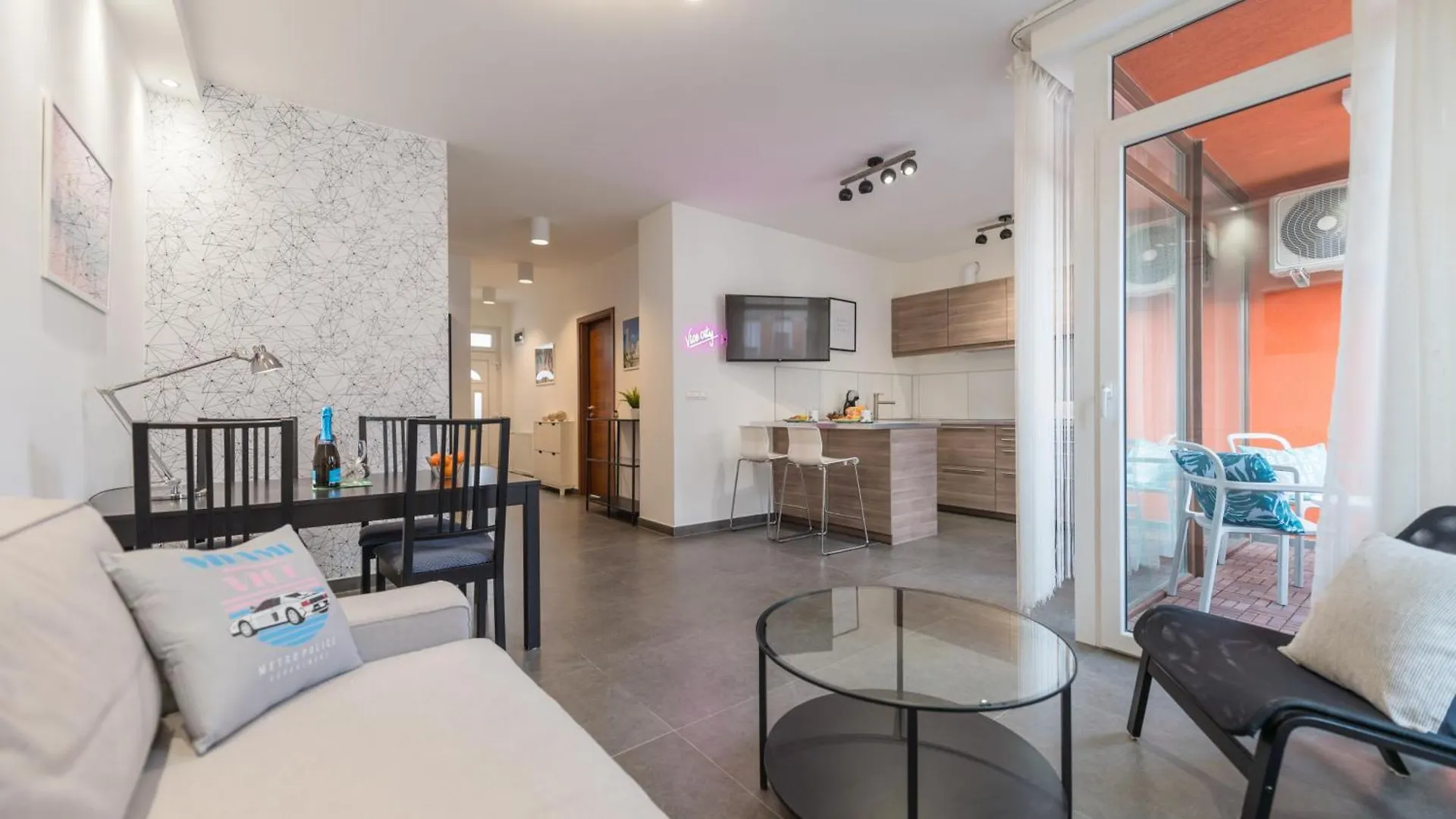 Miami Vice Apartment With Balcony Budapest 0*,