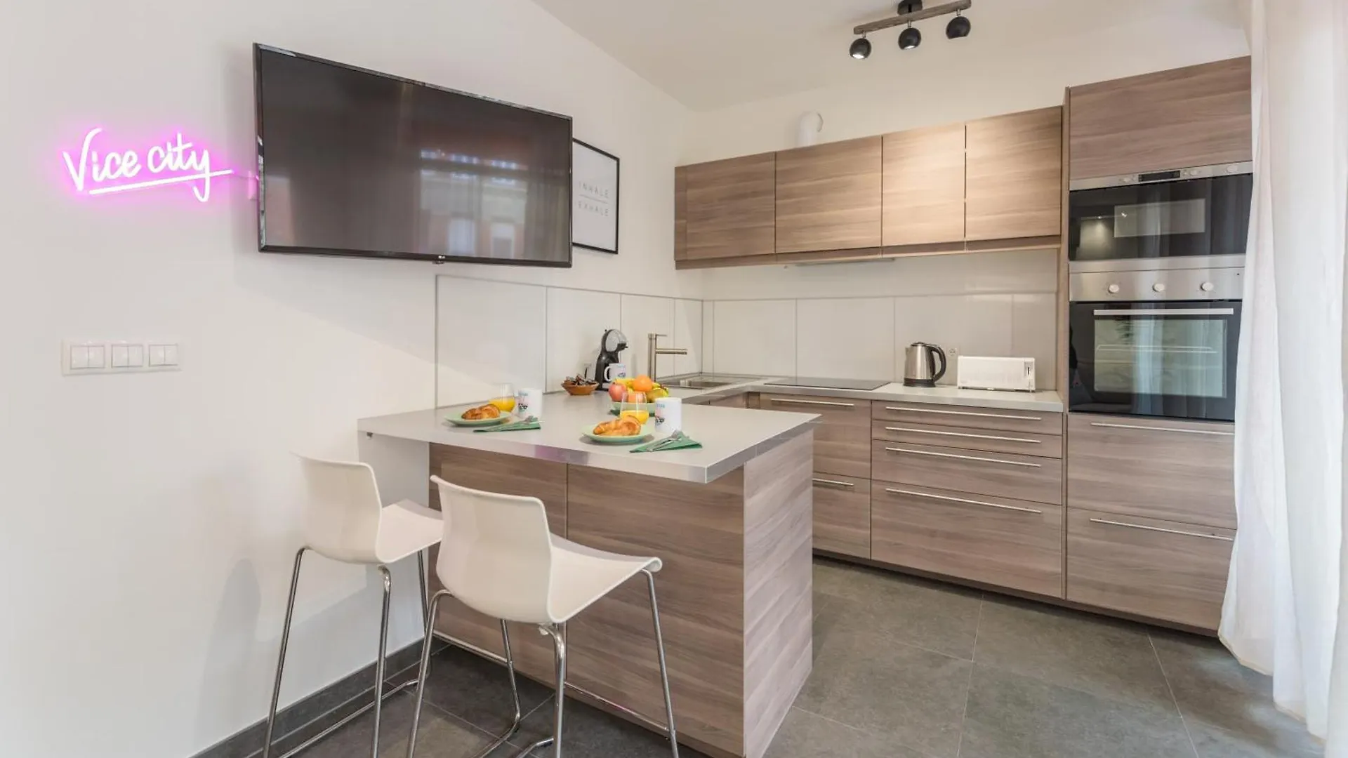 Miami Vice Apartment With Balcony Budapest